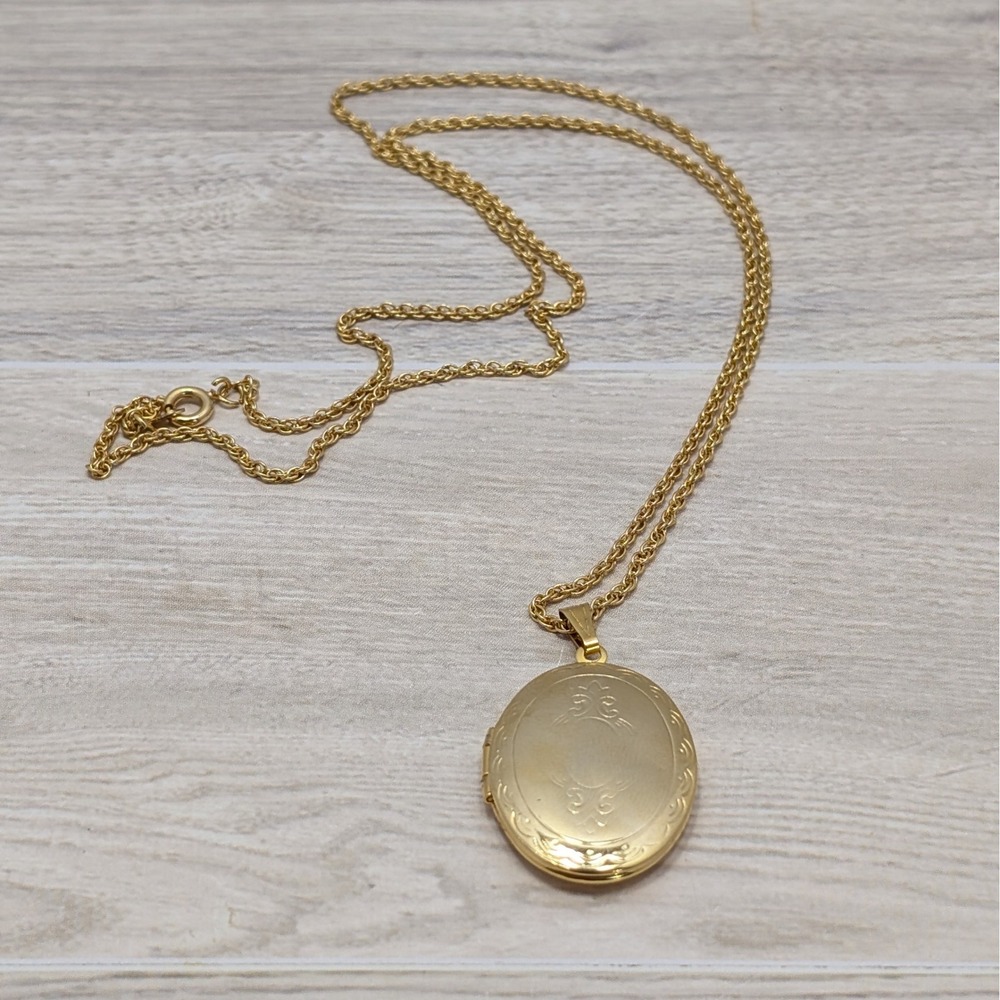 Vintage Gold Tone Locket Necklace - Elegant Women's Pendant